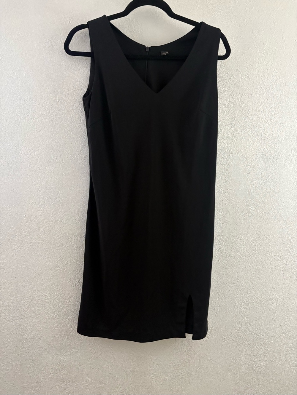 Joe’s sleeveless, V-neck little black dress size S